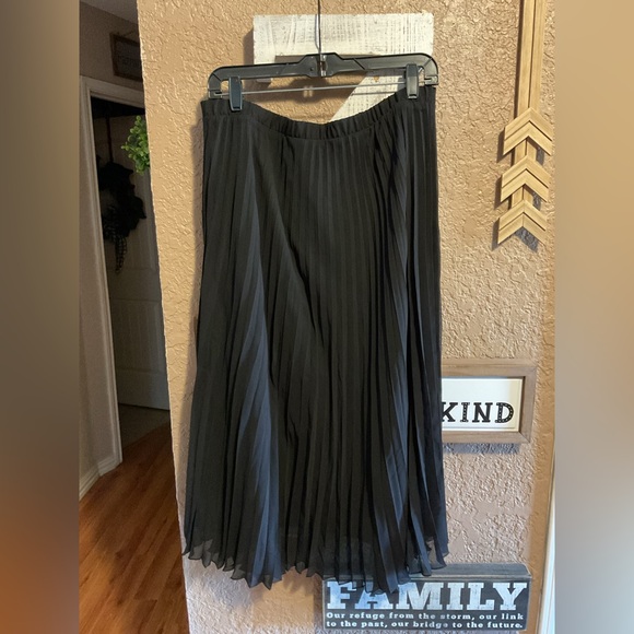 Vince Camuto Black Pleated Long Pull On Waist Lined Skirt Women’s Size Large - Picture 1 of 2